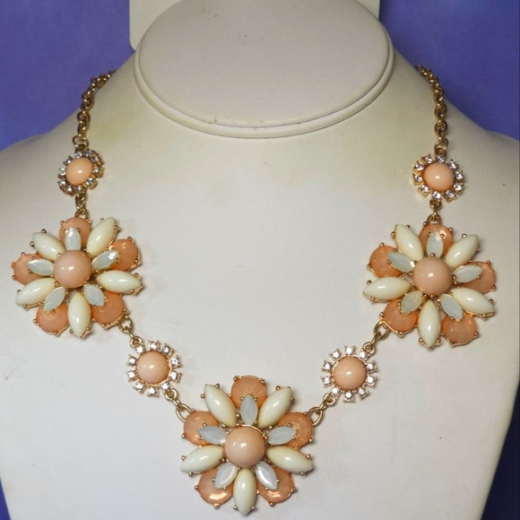 Versona Three Peach Cream Layered Flowers w/ Rhinestone Gold Tone Bib Necklace - Picture 1 of 9